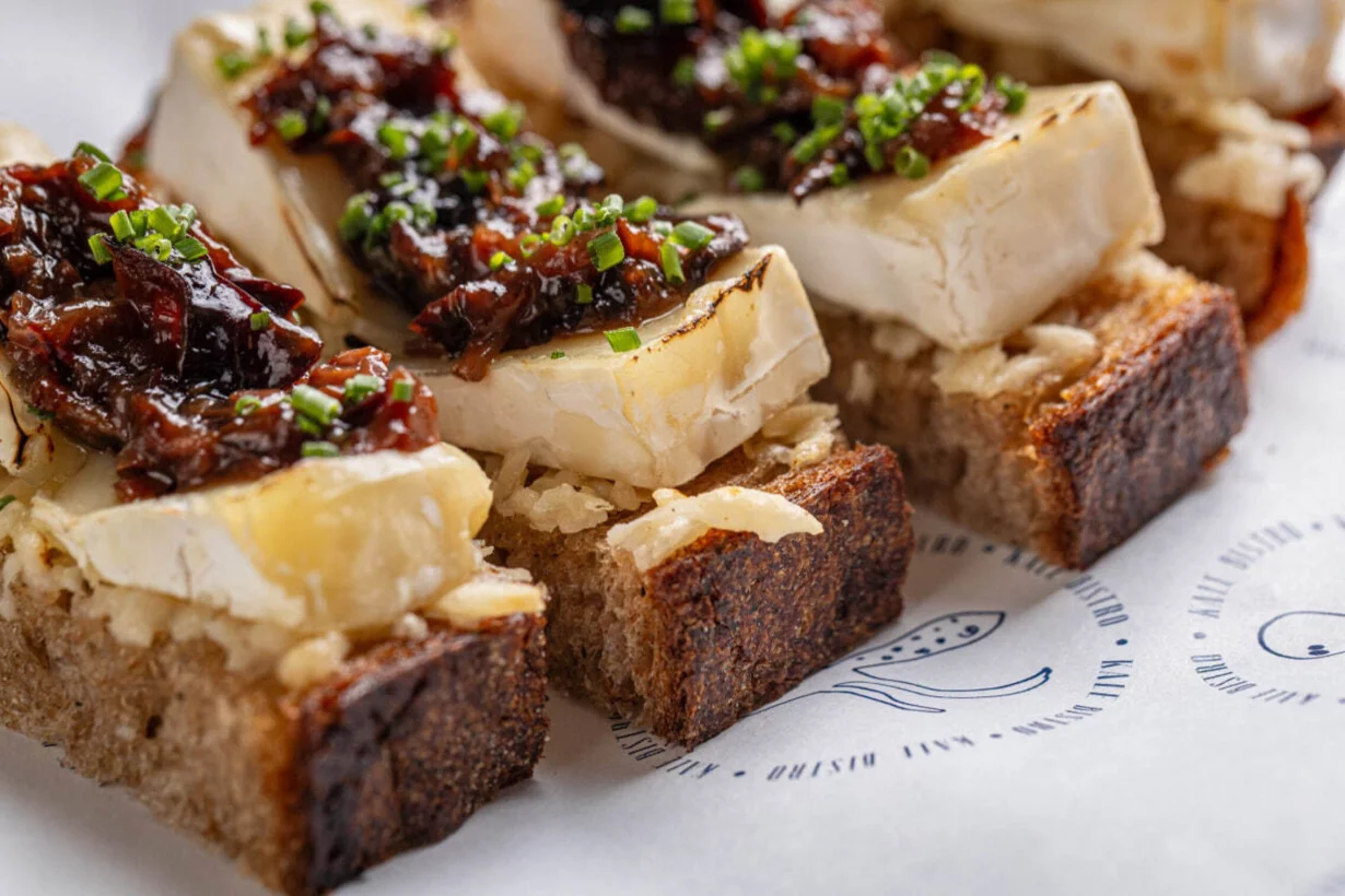 Интерьер/Экстерьер/Банкетная зона/Бар/Стол для двоих/Вход/Главный зал/Lounge зона ресторан Kale Bistro&Bar фото