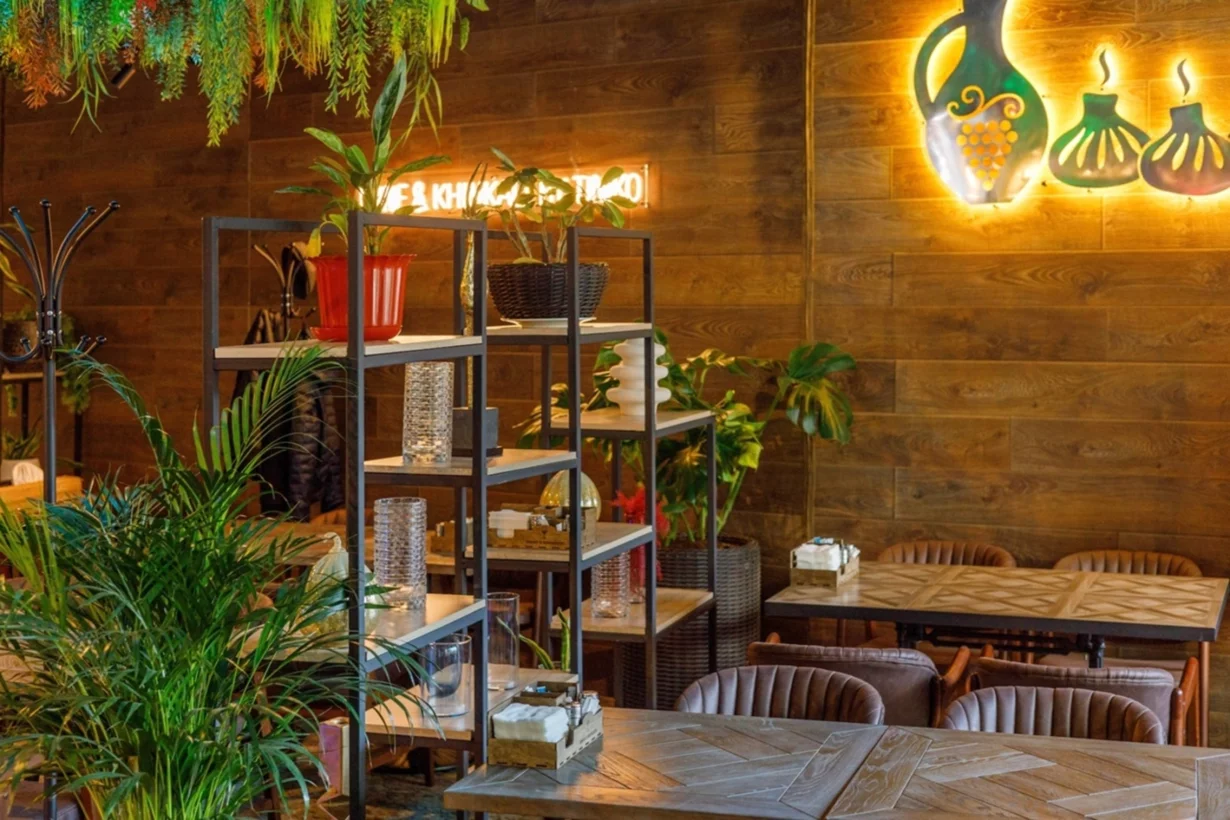 Интерьер/Экстерьер/Банкетная зона/Бар/Стол для двоих/Вход/Главный зал/Lounge зона ресторан Вино&Хинкали фото