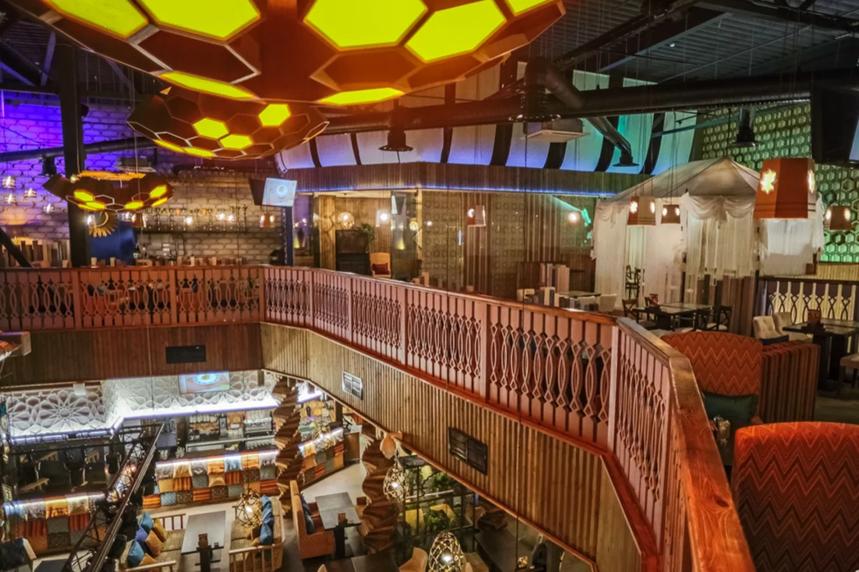 Основной зал, 2 этаж Чайхана Пахвала