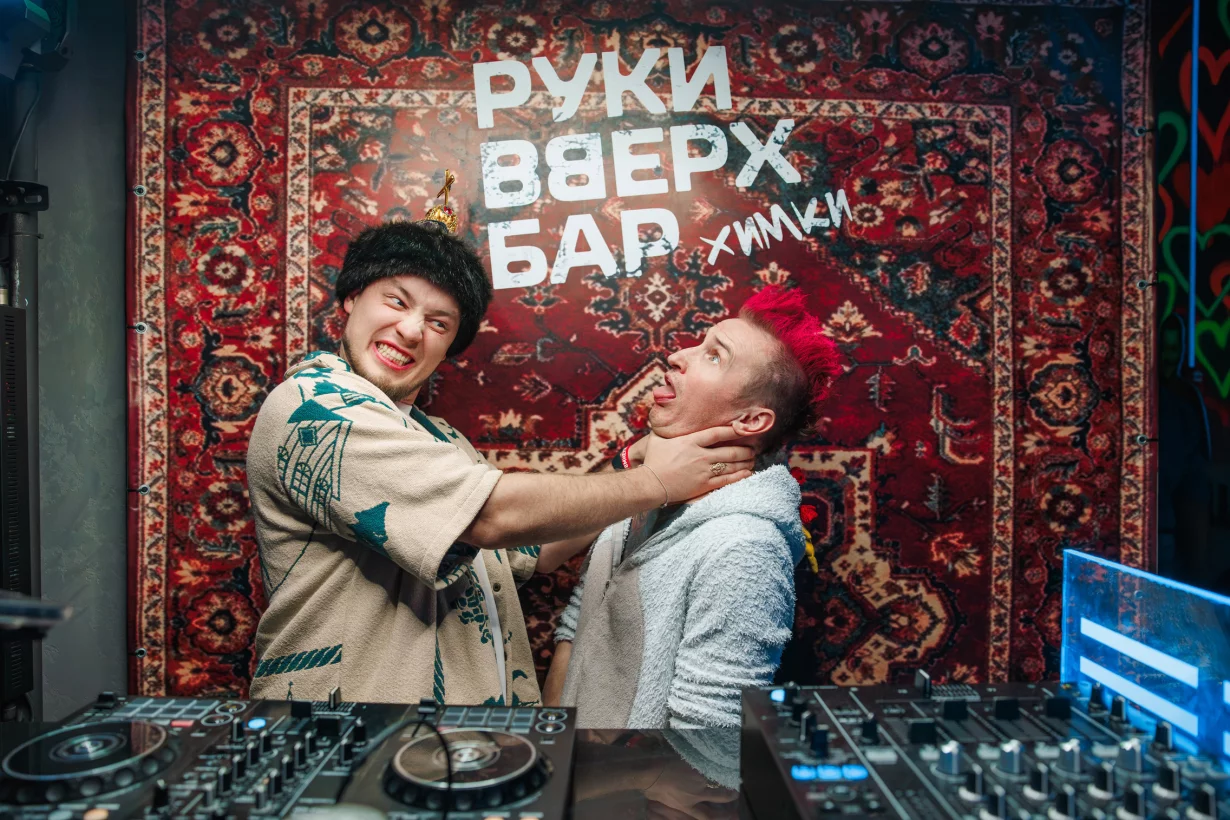 Интерьер/Экстерьер/Банкетная зона/Бар/Стол для двоих/Вход/Главный зал/Lounge зона бар Руки ВВерх! Бар в Химках фото