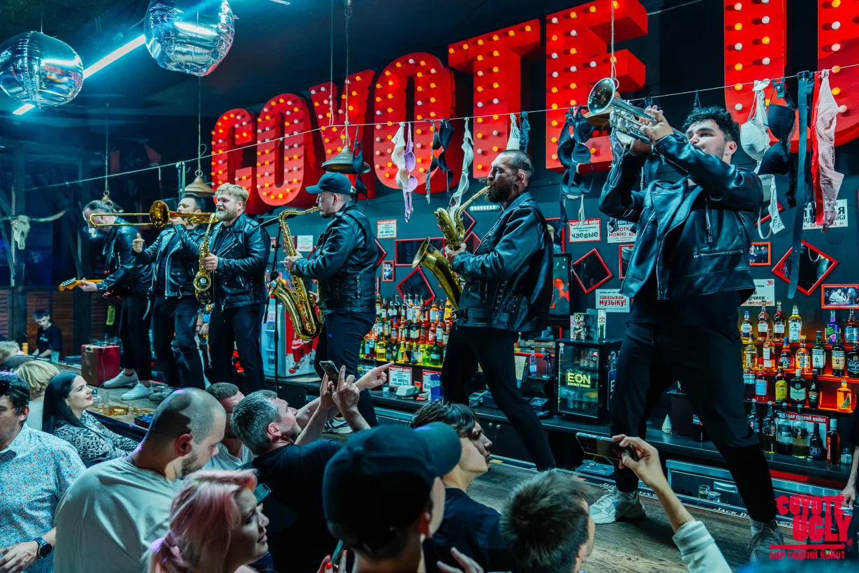 Интерьер/Экстерьер/Банкетная зона/Бар/Стол для двоих/Вход/Главный зал/Lounge зона бар Гадкий койот фото