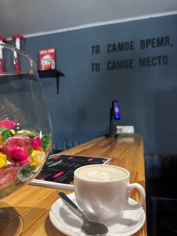 Интерьер/Экстерьер/Банкетная зона/Бар/Стол для двоих/Вход/Главный зал/Lounge зона кафе Берлога фото