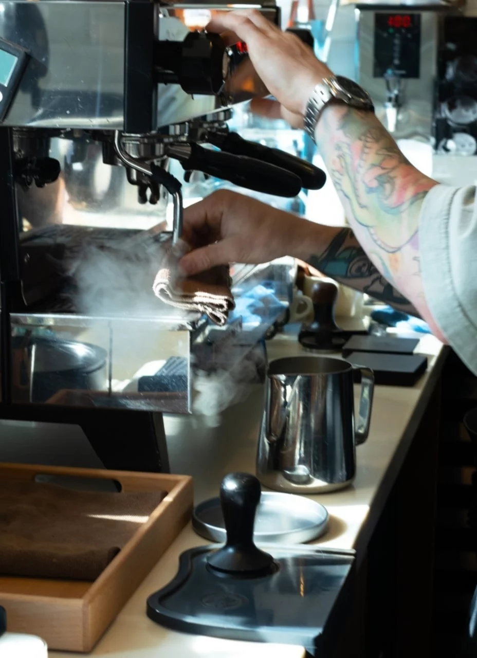 Интерьер/Экстерьер/Банкетная зона/Бар/Стол для двоих/Вход/Главный зал/Lounge зона кофейня Академия кофе фото