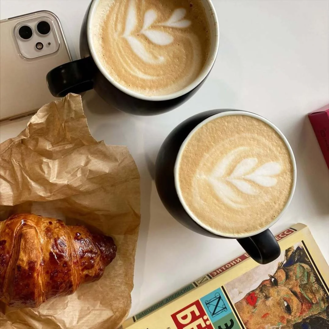 Интерьер/Экстерьер/Банкетная зона/Бар/Стол для двоих/Вход/Главный зал/Lounge зона кофейня Gerzen Coffee фото