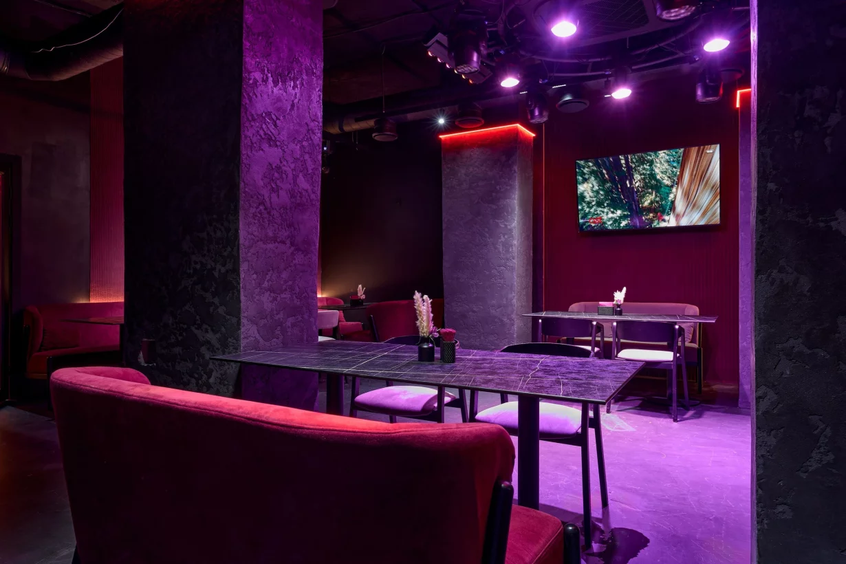 Интерьер/Экстерьер/Банкетная зона/Бар/Стол для двоих/Вход/Главный зал/Lounge зона караоке-клуб Гримёрка фото