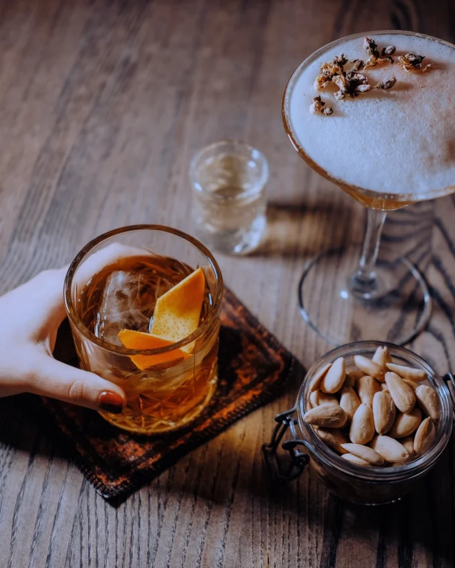 Интерьер/Экстерьер/Банкетная зона/Бар/Стол для двоих/Вход/Главный зал/Lounge зона бар Dude'sbar фото