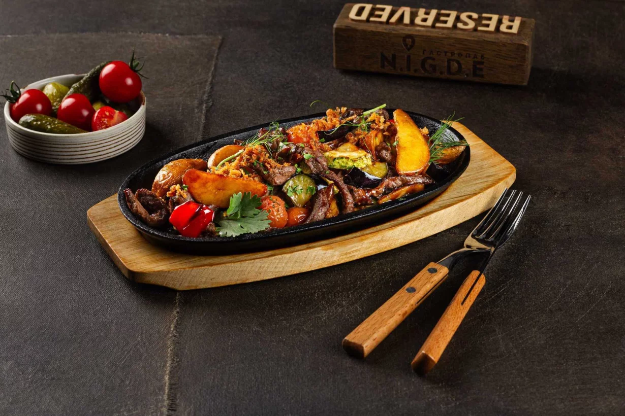 Интерьер/Экстерьер/Банкетная зона/Бар/Стол для двоих/Вход/Главный зал/Lounge зона гастробар N. I. G. D. E фото