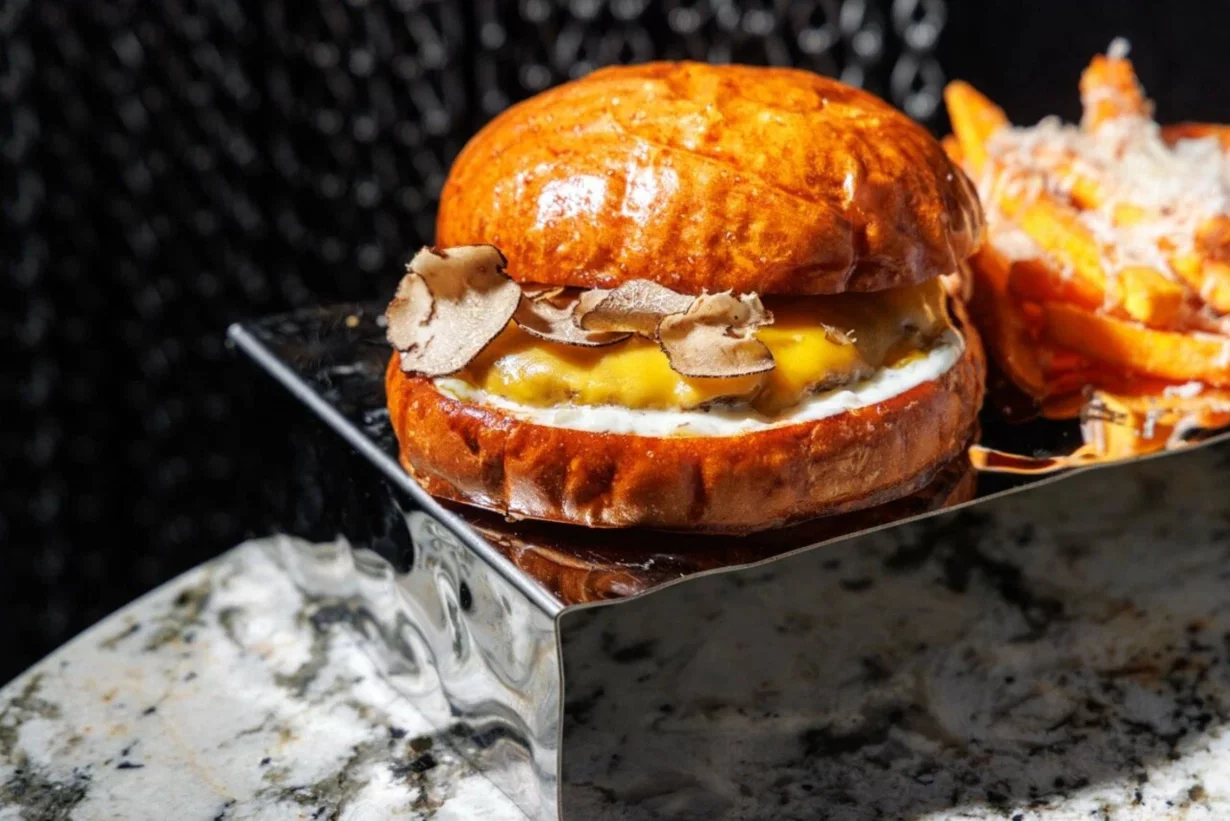 Интерьер/Экстерьер/Банкетная зона/Бар/Стол для двоих/Вход/Главный зал/Lounge зона бар Лед и пламя фото