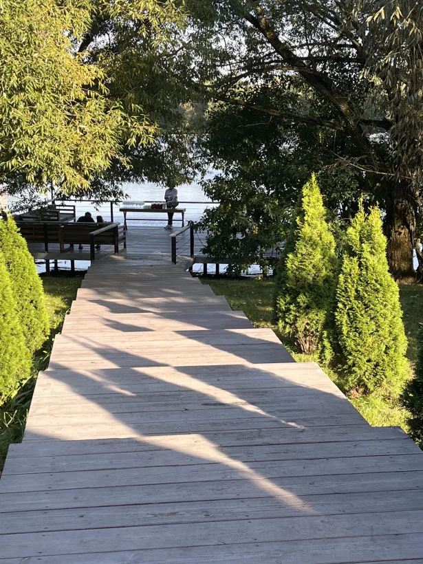 Интерьер/Экстерьер/Банкетная зона/Бар/Стол для двоих/Вход/Главный зал/Lounge зона ресторан Берег фото