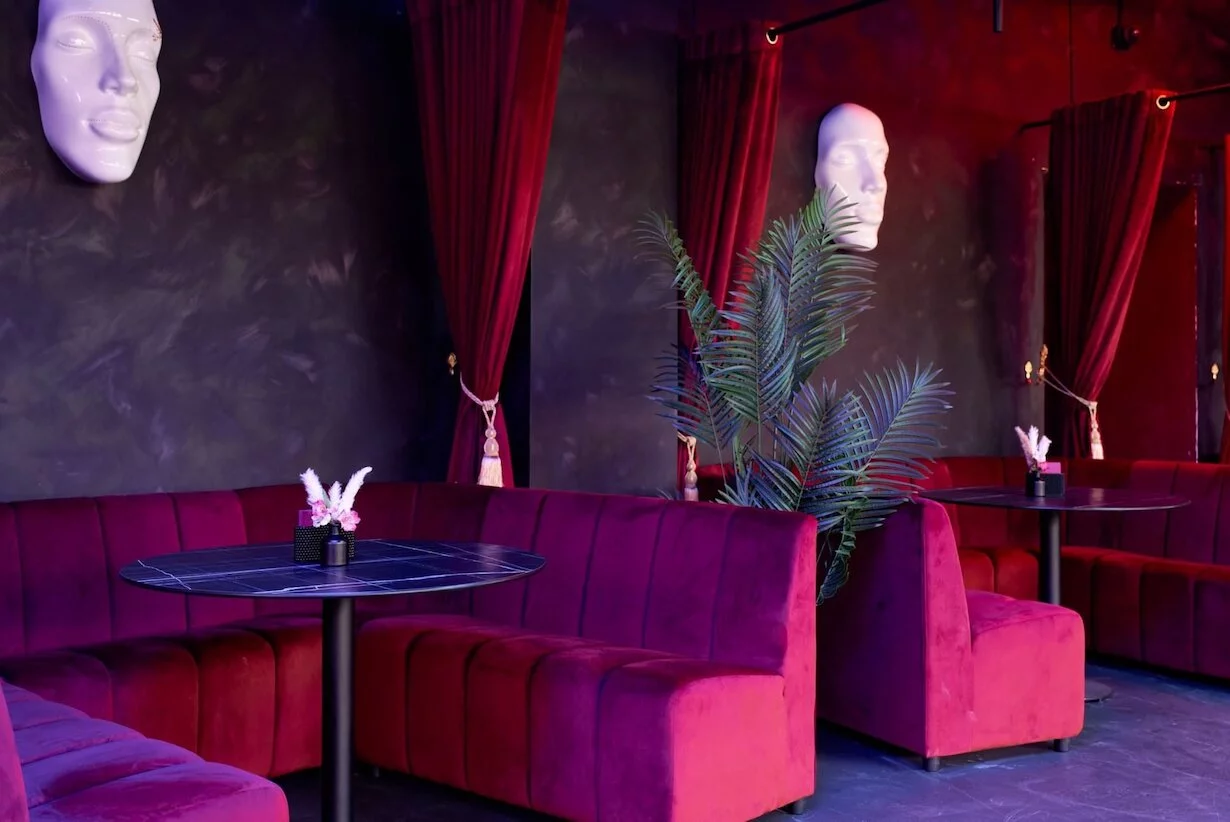 Интерьер/Экстерьер/Банкетная зона/Бар/Стол для двоих/Вход/Главный зал/Lounge зона караоке-клуб Гримёрка фото