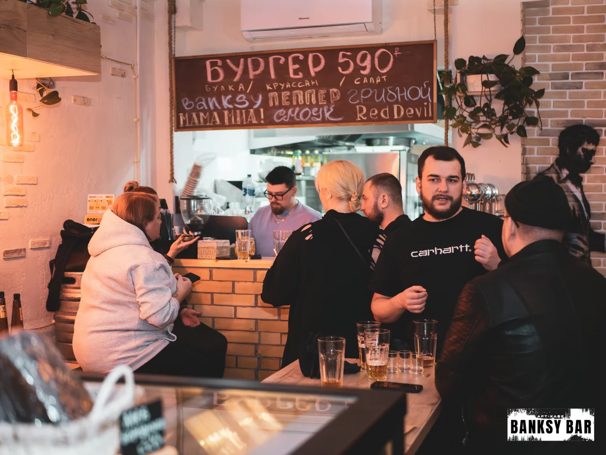 Интерьер/Экстерьер/Банкетная зона/Бар/Стол для двоих/Вход/Главный зал/Lounge зона бар Banksy Bar фото