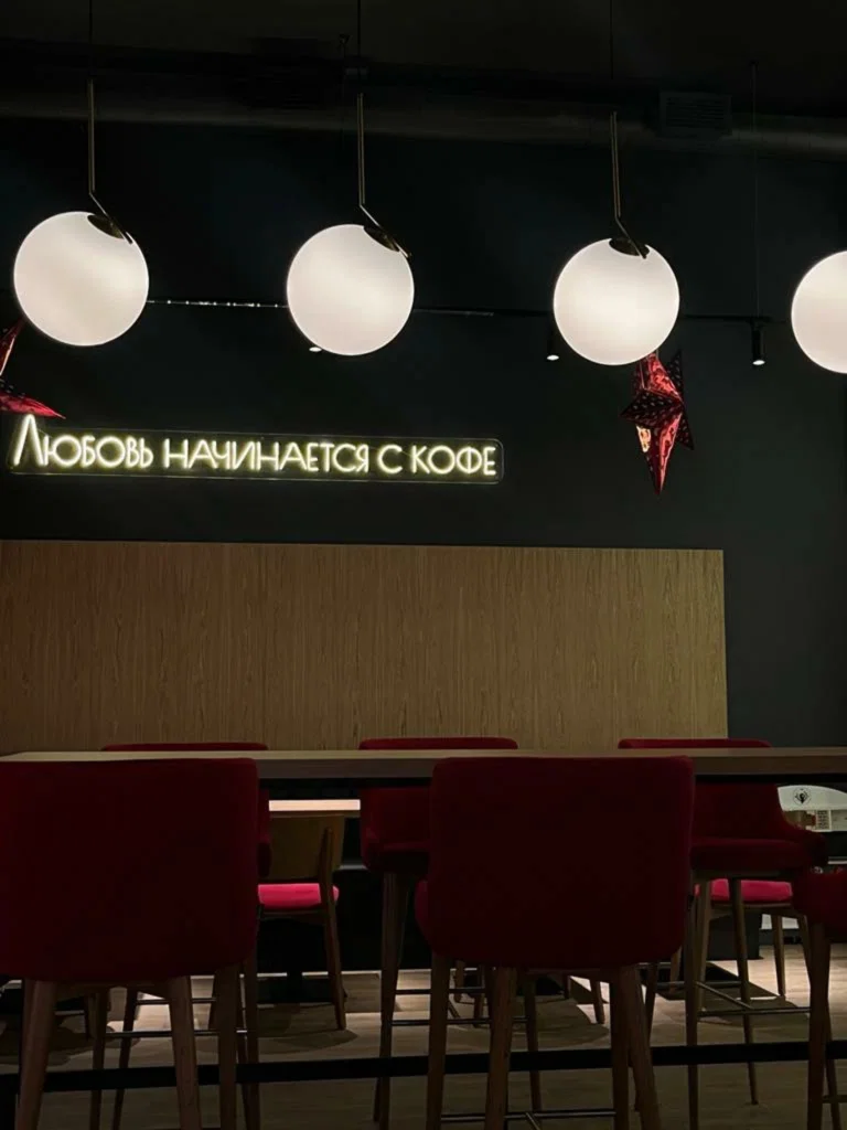 Интерьер/Экстерьер/Банкетная зона/Бар/Стол для двоих/Вход/Главный зал/Lounge зона кофейня Кекслав фото