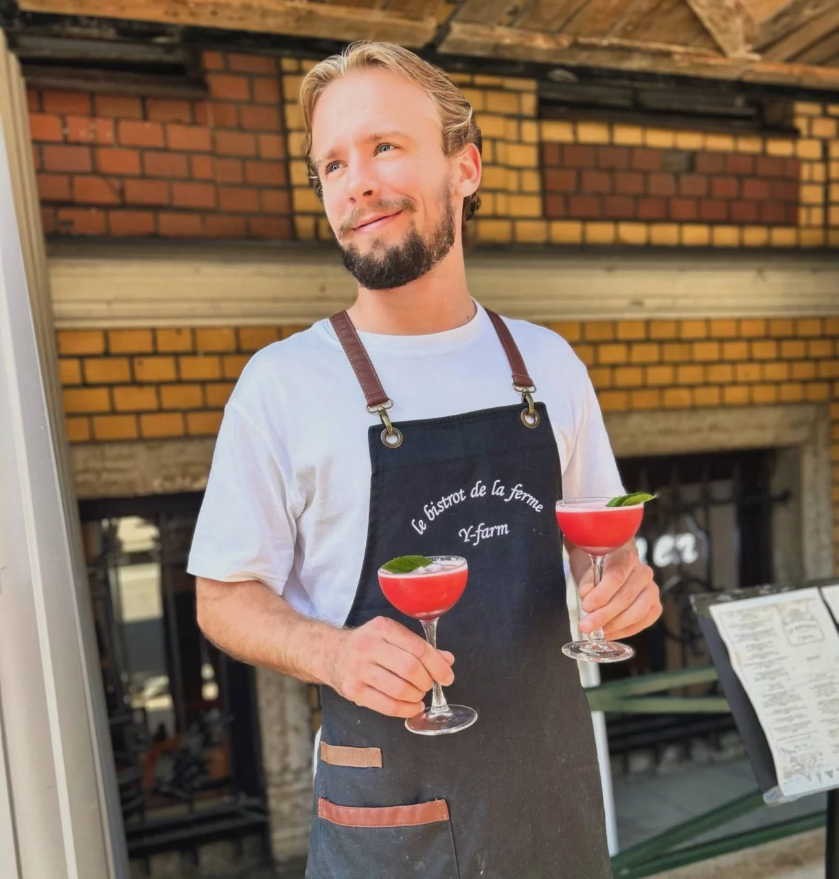 Интерьер/Экстерьер/Банкетная зона/Бар/Стол для двоих/Вход/Главный зал/Lounge зона ресторан Le Bistrot de la Ferm фото