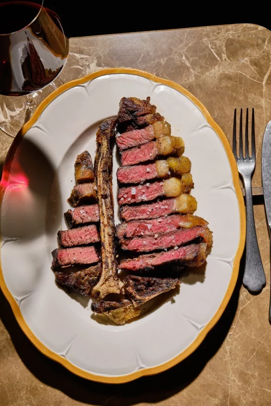 Интерьер/Экстерьер/Банкетная зона/Бар/Стол для двоих/Вход/Главный зал/Lounge зона ресторан Огниво фото