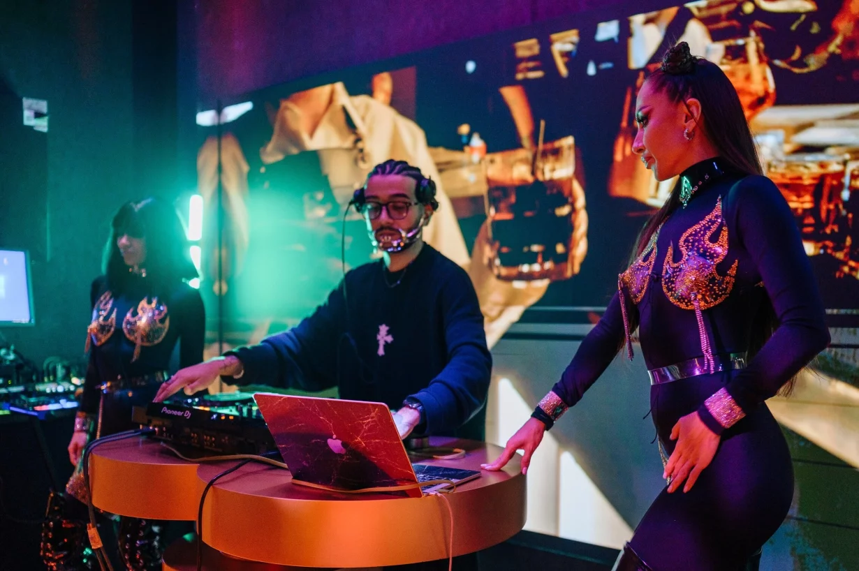 Интерьер/Экстерьер/Банкетная зона/Бар/Стол для двоих/Вход/Главный зал/Lounge зона караоке-клуб Tunes фото