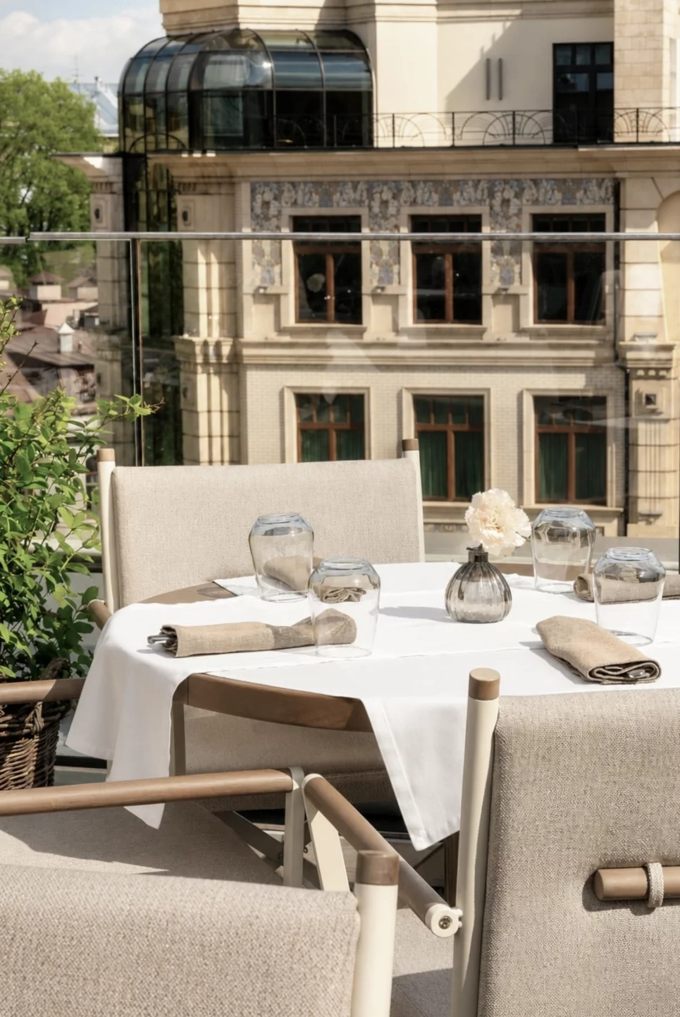 Интерьер/Экстерьер/Банкетная зона/Бар/Стол для двоих/Вход/Главный зал/Lounge зона ресторан Mushrooms фото