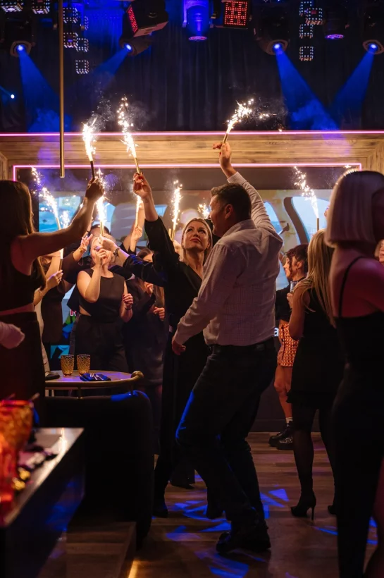 Интерьер/Экстерьер/Банкетная зона/Бар/Стол для двоих/Вход/Главный зал/Lounge зона караоке-клуб Tunes фото