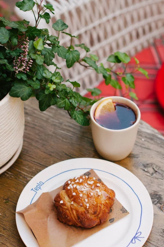 Интерьер/Экстерьер/Банкетная зона/Бар/Стол для двоих/Вход/Главный зал/Lounge зона ресторан Teplo фото