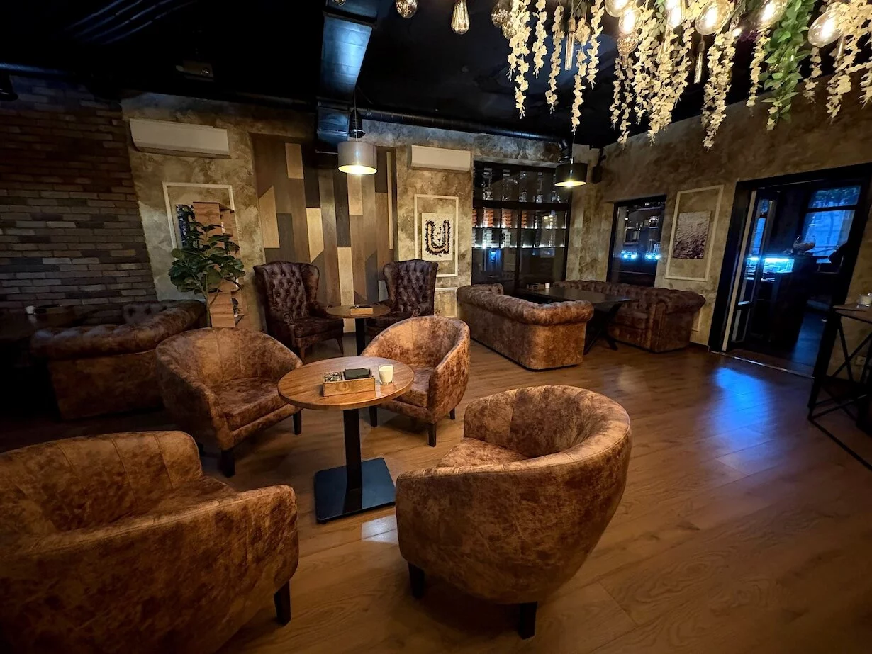 Интерьер/Экстерьер/Банкетная зона/Бар/Стол для двоих/Вход/Главный зал/Lounge зона лаунж Chorse Lounge фото