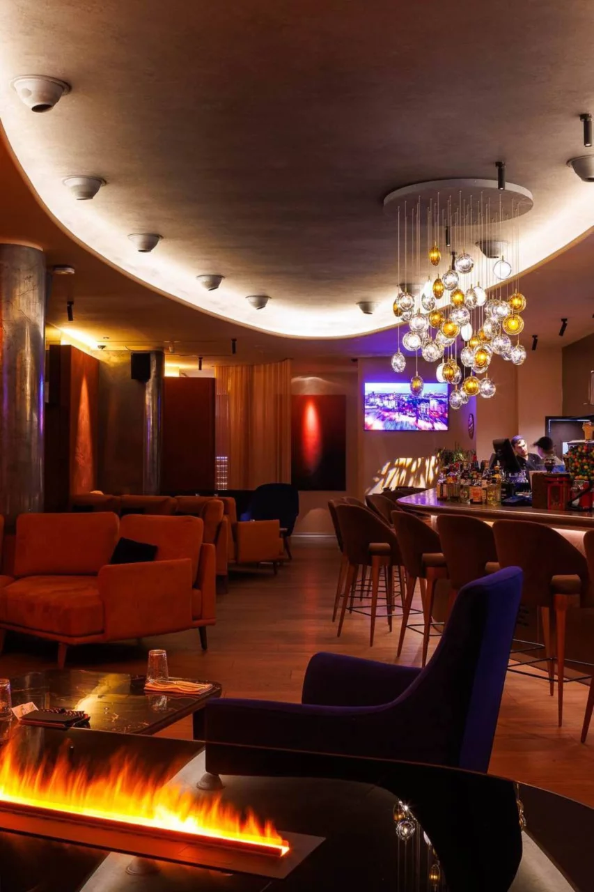 Интерьер/Экстерьер/Банкетная зона/Бар/Стол для двоих/Вход/Главный зал/Lounge зона гастробар Luna фото