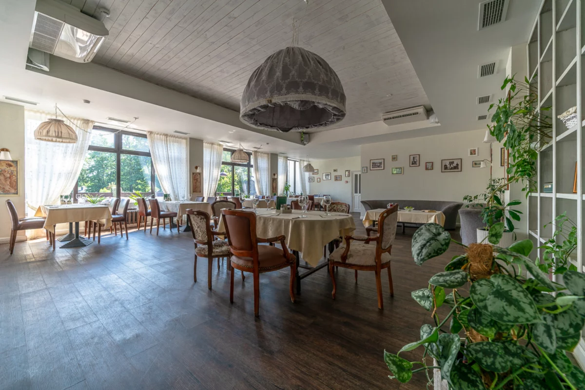 Малый белый зал Stroganoff Bar & Grill