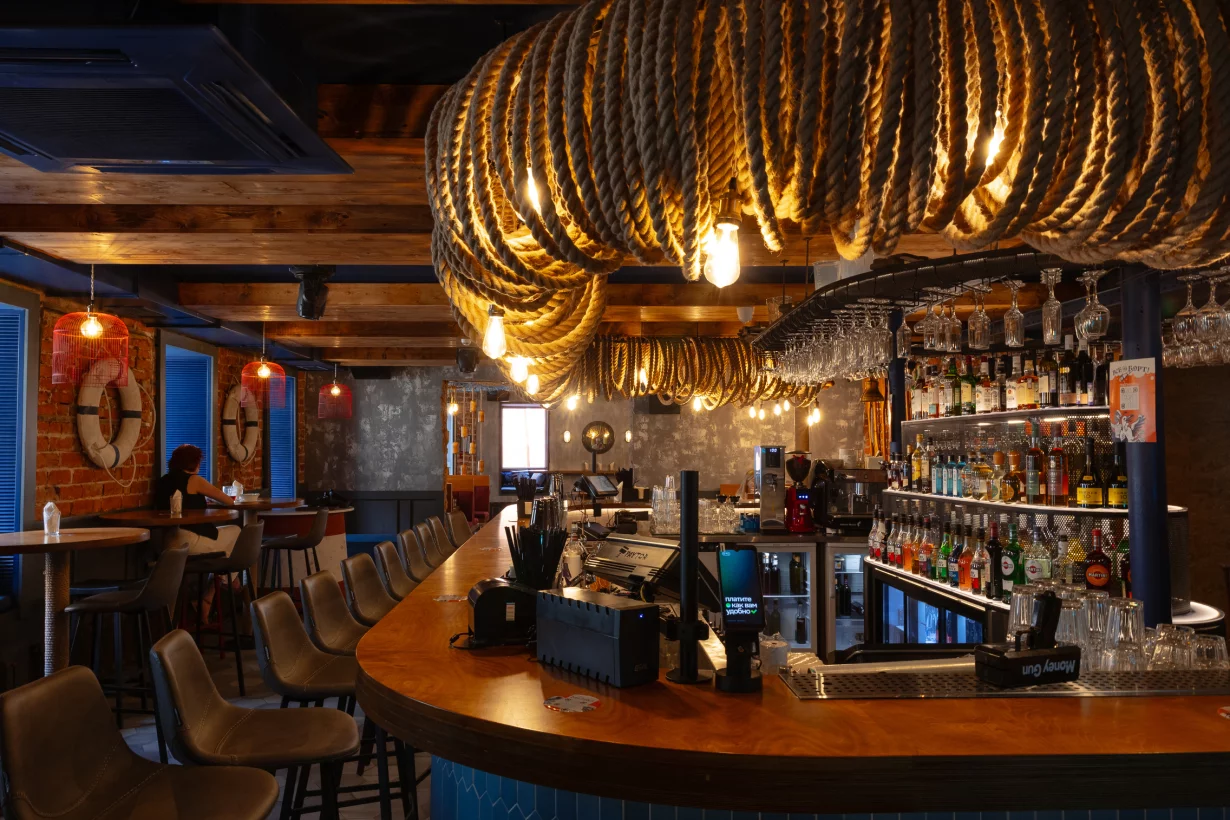 Интерьер/Экстерьер/Банкетная зона/Бар/Стол для двоих/Вход/Главный зал/Lounge зона бар Моряк и чайка фото