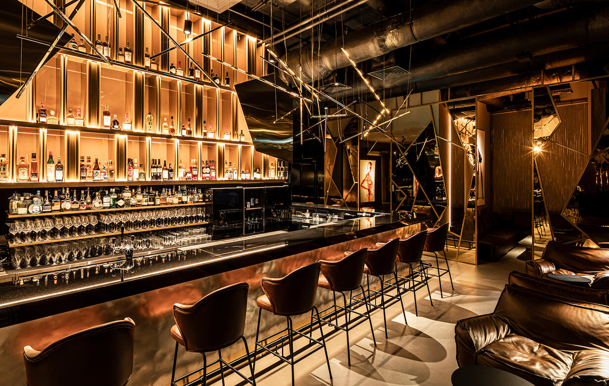 Үлкен есектер мен сиськи бар жалаңаш қара әйелдер Мен моншада анамның мысығын қалай жудым (әңгіме)