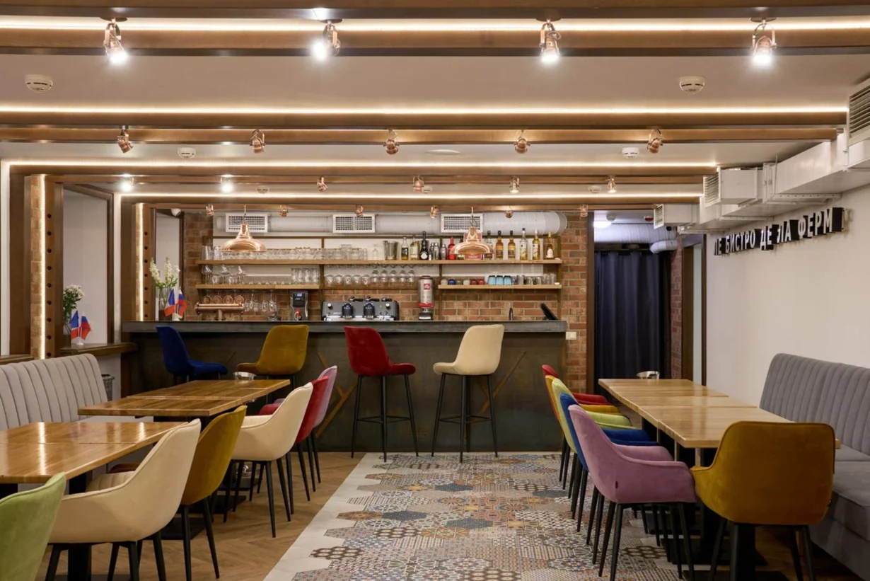 Интерьер/Экстерьер/Банкетная зона/Бар/Стол для двоих/Вход/Главный зал/Lounge зона ресторан Le Bistrot de la Ferm фото