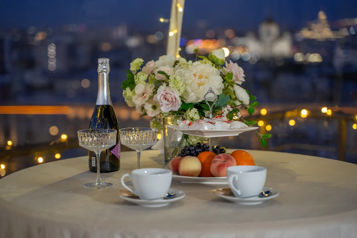 Интерьер/Экстерьер/Банкетная зона/Бар/Стол для двоих/Вход/Главный зал/Lounge зона лофт One Love фото