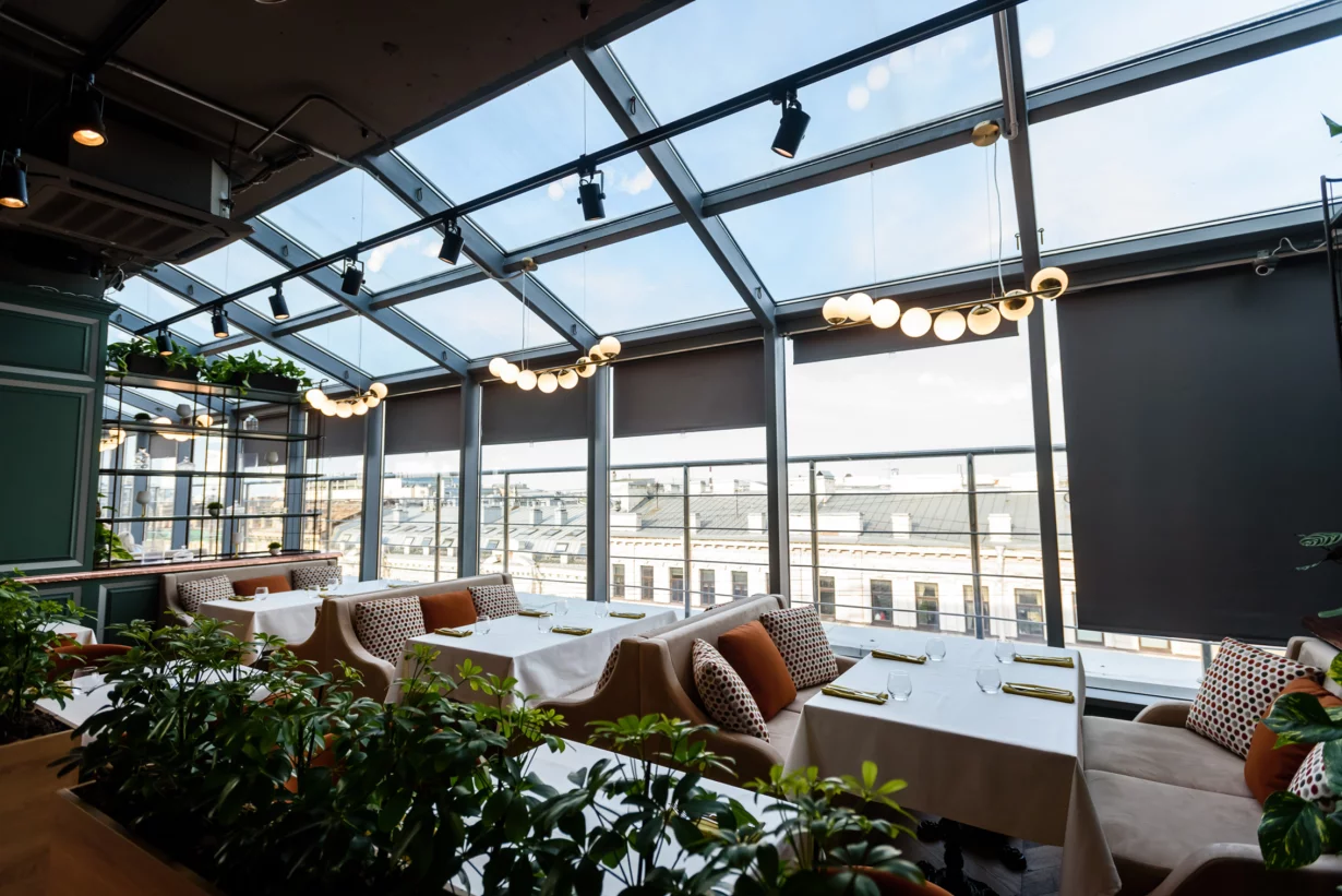 Интерьер/Экстерьер/Банкетная зона/Бар/Стол для двоих/Вход/Главный зал/Lounge зона ресторан Паруса на крыше фото