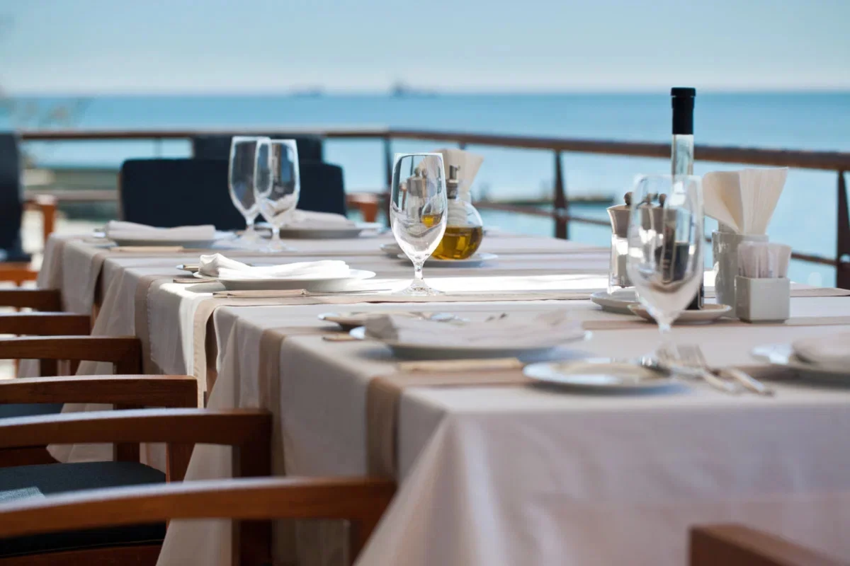 Интерьер/Экстерьер/Банкетная зона/Бар/Стол для двоих/Вход/Главный зал/Lounge зона ресторан Black Sea Beach Club фото