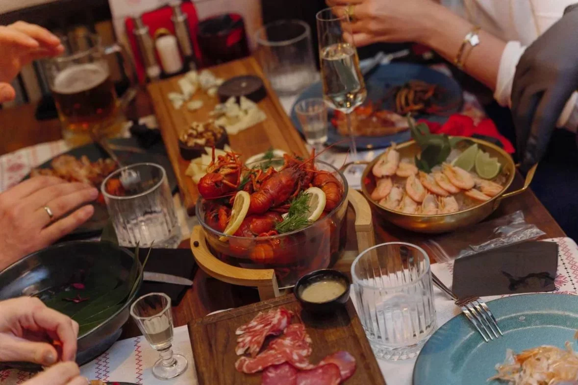 Интерьер/Экстерьер/Банкетная зона/Бар/Стол для двоих/Вход/Главный зал/Lounge зона ресторан Усы и клешни фото