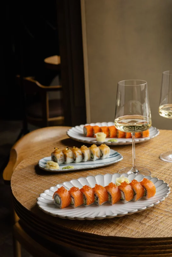 Интерьер/Экстерьер/Банкетная зона/Бар/Стол для двоих/Вход/Главный зал/Lounge зона ресторан Ro фото