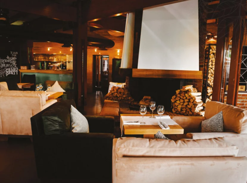 Каминный зал Chalet River Club