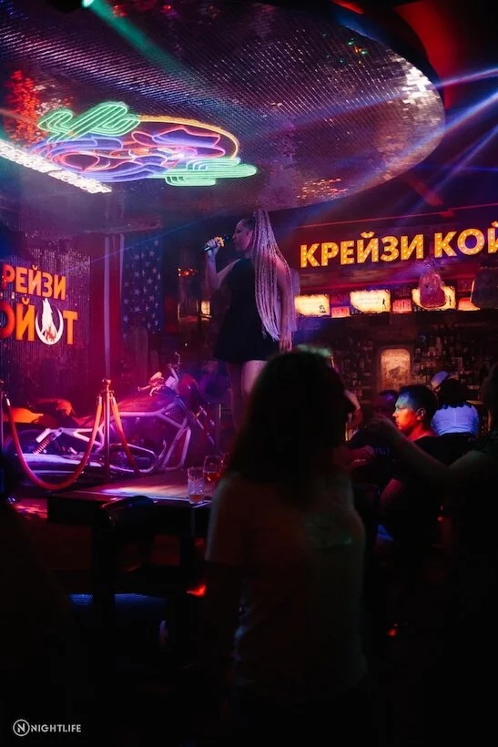 Интерьер/Экстерьер/Банкетная зона/Бар/Стол для двоих/Вход/Главный зал/Lounge зона бар Крейзи Койот фото