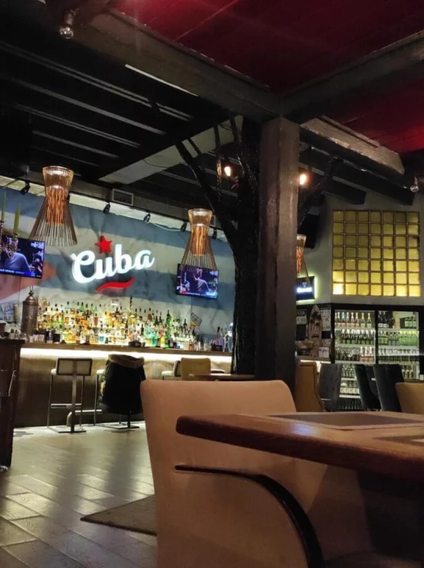 Интерьер/Экстерьер/Банкетная зона/Бар/Стол для двоих/Вход/Главный зал/Lounge зона паб Куба фото