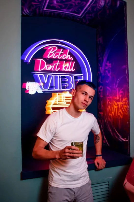 Интерьер/Экстерьер/Банкетная зона/Бар/Стол для двоих/Вход/Главный зал/Lounge зона лаунж Hills фото