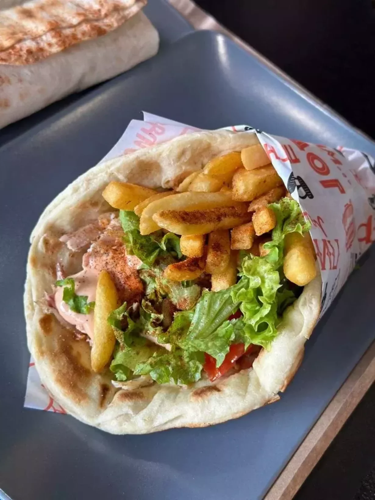 Интерьер/Экстерьер/Банкетная зона/Бар/Стол для двоих/Вход/Главный зал/Lounge зона фастфуд Gyros Original фото