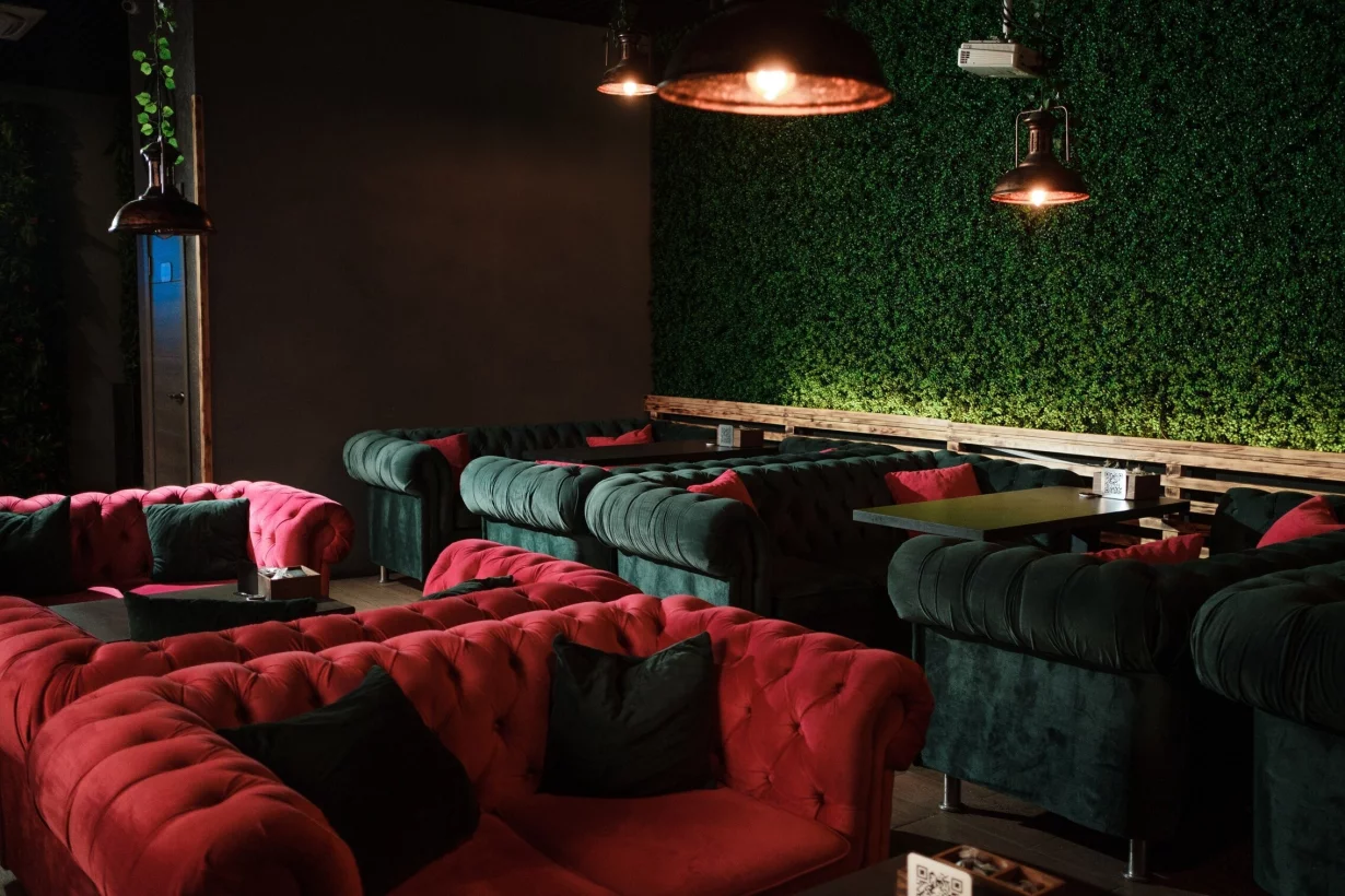 Интерьер/Экстерьер/Банкетная зона/Бар/Стол для двоих/Вход/Главный зал/Lounge зона кальянная Green Garden фото