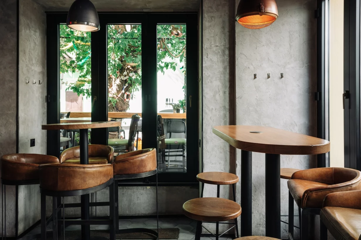 Интерьер/Экстерьер/Банкетная зона/Бар/Стол для двоих/Вход/Главный зал/Lounge зона бар Моряк и чайка фото