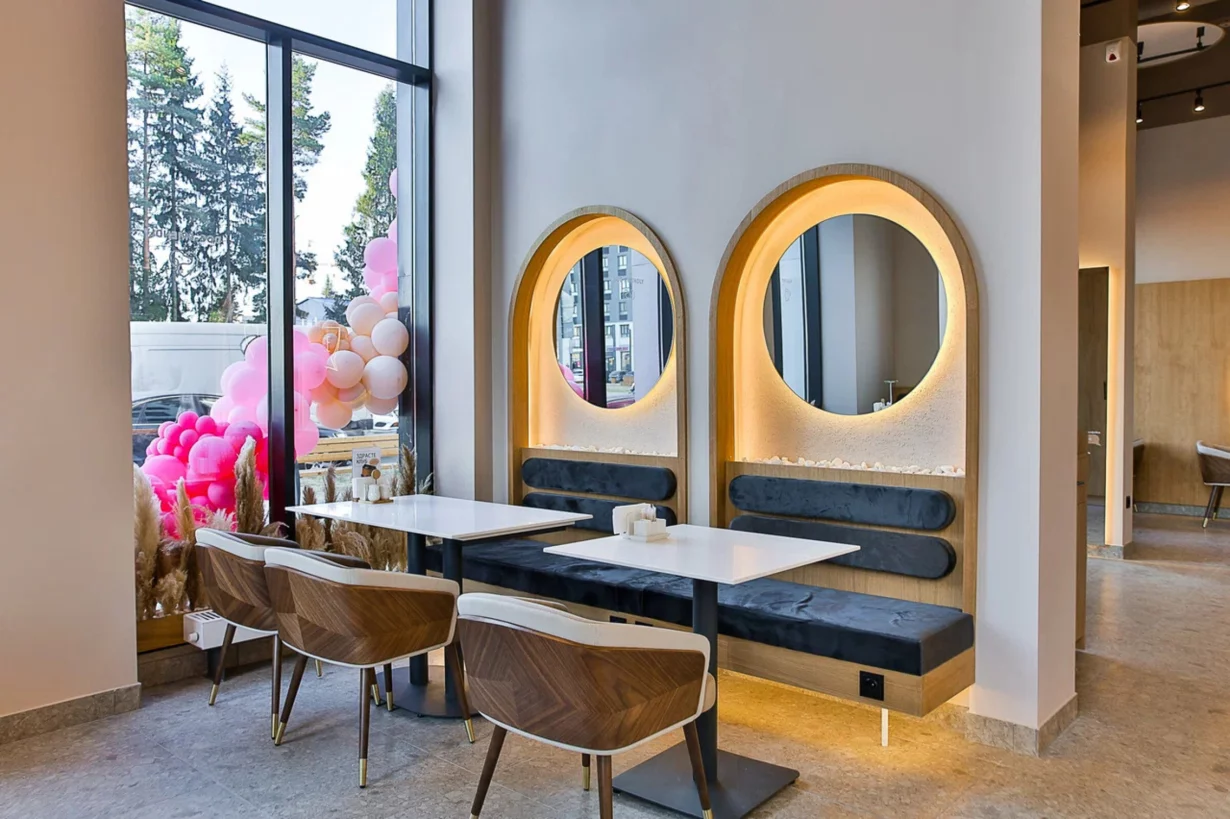 Интерьер/Экстерьер/Банкетная зона/Бар/Стол для двоих/Вход/Главный зал/Lounge зона кафе Здрасте фото