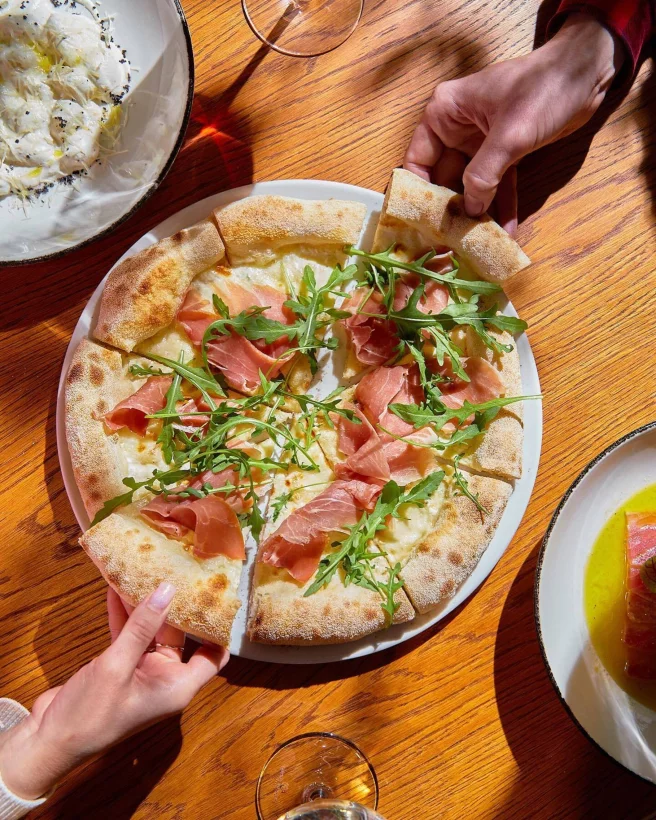 Интерьер/Экстерьер/Банкетная зона/Бар/Стол для двоих/Вход/Главный зал/Lounge зона ресторан Linguini фото