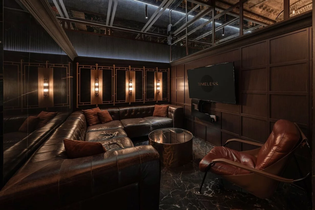 Интерьер/Экстерьер/Банкетная зона/Бар/Стол для двоих/Вход/Главный зал/Lounge зона кальянная Timeless Новый Арбат фото