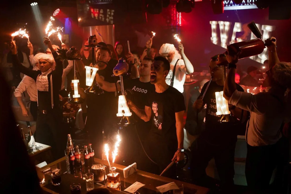 Интерьер/Экстерьер/Банкетная зона/Бар/Стол для двоих/Вход/Главный зал/Lounge зона караоке-клуб Royal Space by Royal Arbat фото