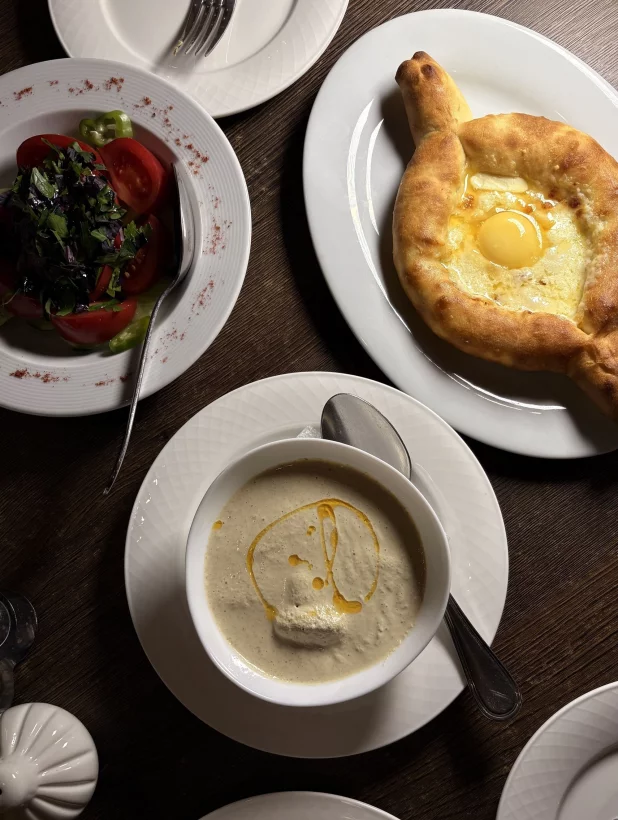 Интерьер/Экстерьер/Банкетная зона/Бар/Стол для двоих/Вход/Главный зал/Lounge зона ресторан Хинкальная на Арме фото