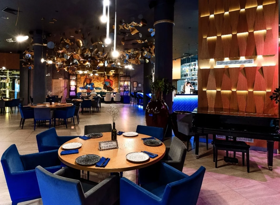 Интерьер/Экстерьер/Банкетная зона/Бар/Стол для двоих/Вход/Главный зал/Lounge зона ресторан Milli фото