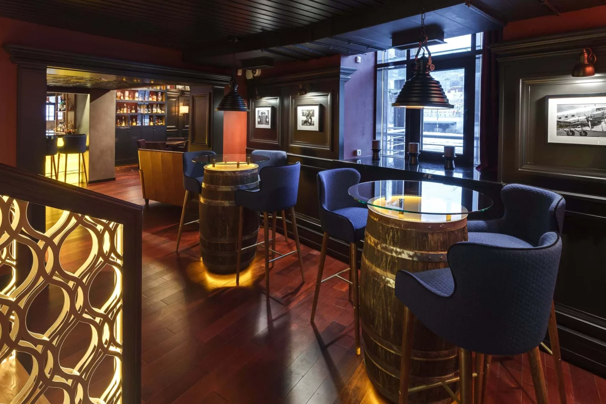 Интерьер/Экстерьер/Банкетная зона/Бар/Стол для двоих/Вход/Главный зал/Lounge зона бар Wine Story фото