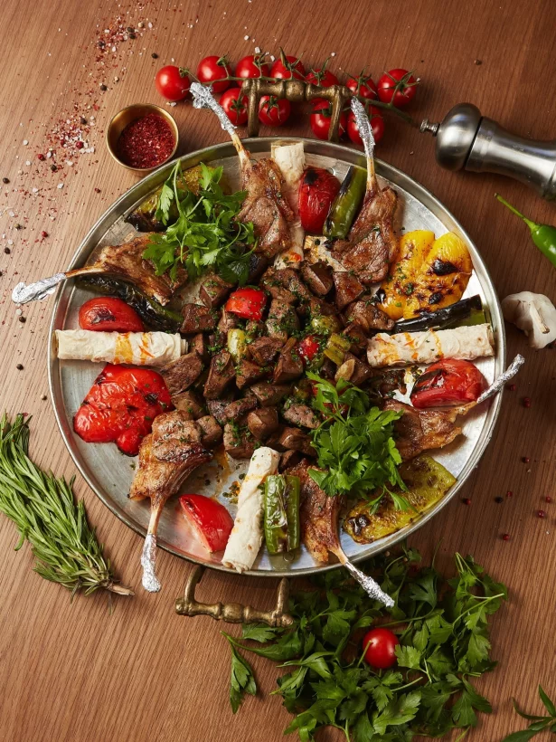 Интерьер/Экстерьер/Банкетная зона/Бар/Стол для двоих/Вход/Главный зал/Lounge зона ресторан Meze фото