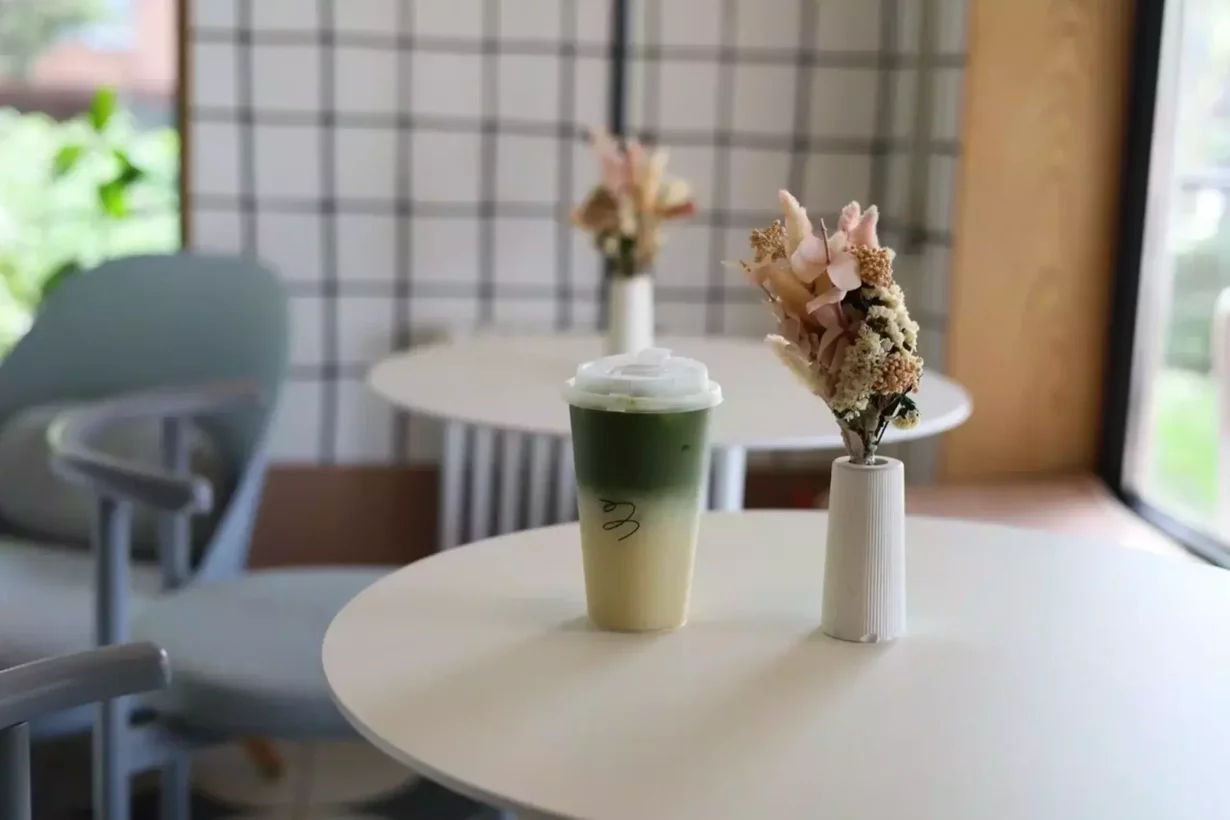 Интерьер/Экстерьер/Банкетная зона/Бар/Стол для двоих/Вход/Главный зал/Lounge зона кофейня Зацепи Кофе фото