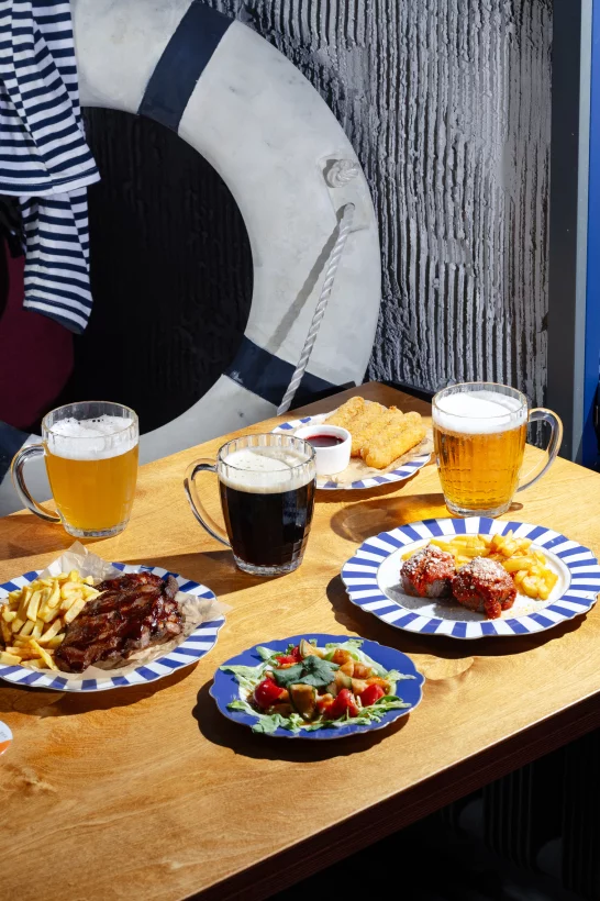 Интерьер/Экстерьер/Банкетная зона/Бар/Стол для двоих/Вход/Главный зал/Lounge зона бар Моряк и чайка фото